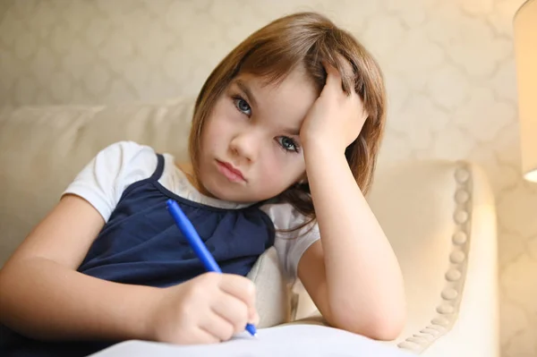 Klein Meisje Kind Jaar Oud Schoolmeisje Zitten Thuis Bank Met — Stockfoto