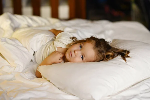 Pequena Menina Bonito Anos Idade Com Cabelo Escuro Encontra Cama — Fotografia de Stock