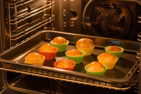 Pasteles Pascua Latas Magdalenas Colores Puestos Horno Para Hornear — Foto de Stock