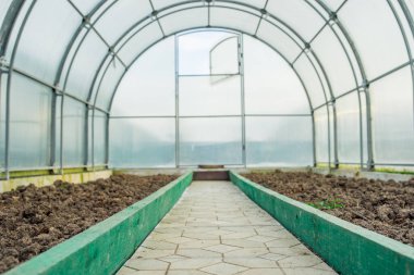 şeffaf sera, küflü toprak duvarlara ekilmeye hazır, boş bahçe konsepti...