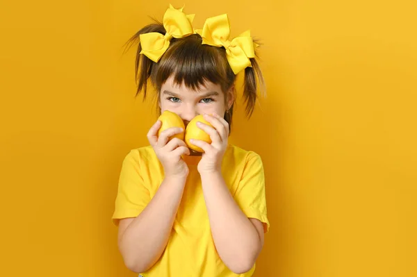 Niedliche Kleine Schülerin Jahre Alt Einem Gelben Shirt Mit Gelben — Stockfoto