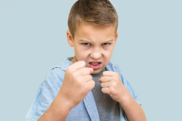 Сердитый Мальчик Лет Школьник Кулаками Изолированном Синем Фоне — стоковое фото