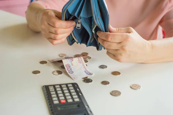 Närbild Kvinnas Hand Skakar Fram Naken Plånbok Ett Bord Ryska — Stockfoto