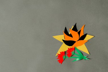 Adım adım çocuklar için sonsuz ateş ve çiçekler için başvuru 9 Mayıs 'taki Büyük Vatanseverlik Savaşı temasının gri arka planında 2 kırmızı karanfil