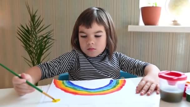 7 살난 한 여학생 이 세계적 유행병의 종말을 상징하는 무지개를 그리고 있다. — 비디오
