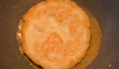 Basit bir hamur tortilla için adım adım tarifler, yağda kızartma tavasında tortilla kızartma, adım 5, basit bir yemek konsepti