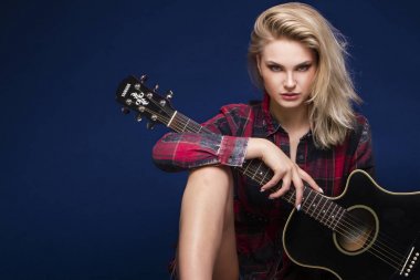 Gitar çalmaya genç güzel genç kız. Konser. Hobi. 