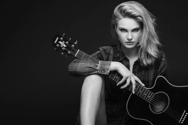 Joven hermosa adolescente tocando en la guitarra. Concierto. Hobby. . — Foto de Stock