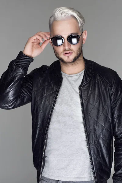 Young handsome sexy bearded man in leather jacket and sunglasses — Stock Photo, Image