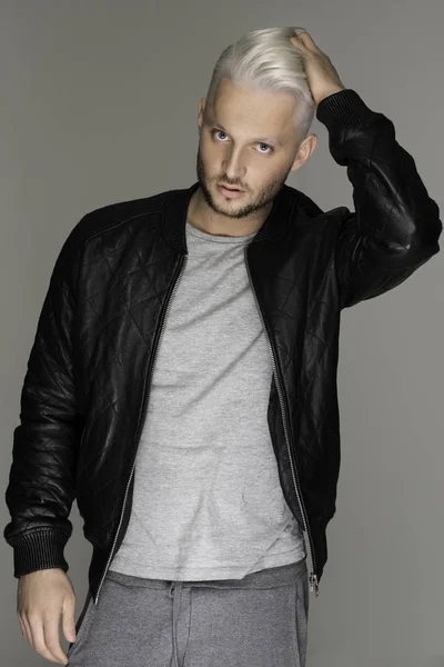 Portrait of a young appealing man against grey background — Stock Photo, Image