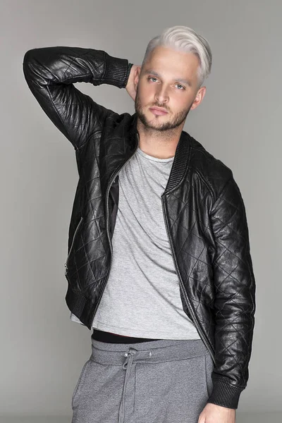 Attractive young guy posing in studio, platinum hair — Stock Photo, Image