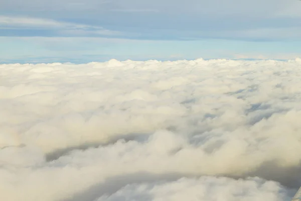 Vue fenêtre de l'avion, nuages Photos De Stock Libres De Droits