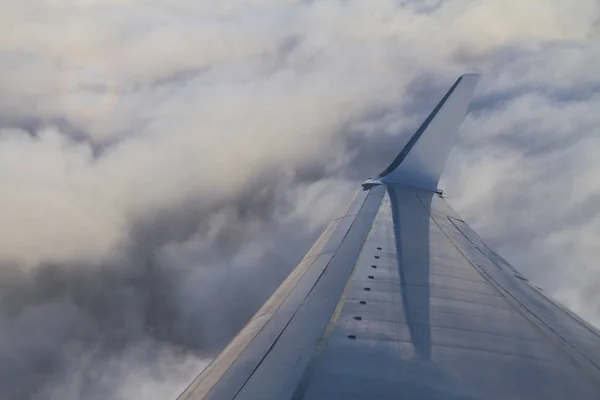 Aile d'avion avec lever de soleil en fusée éclairante Photo De Stock