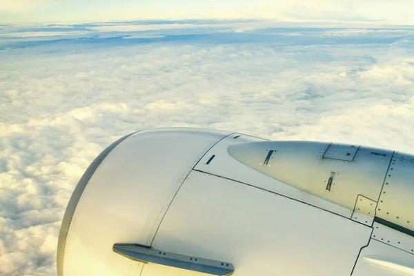 Moteur d'avion avec lever de soleil en torche légère Image En Vente