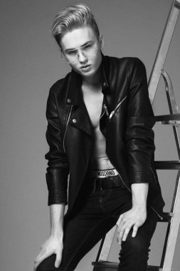 Kamera ser arıyorum bir Ladera üzerinde oturan genç erkek modeli