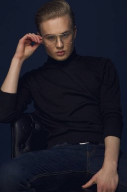 Kendine güvenen genç yakışıklı adam gelecekte arıyorum