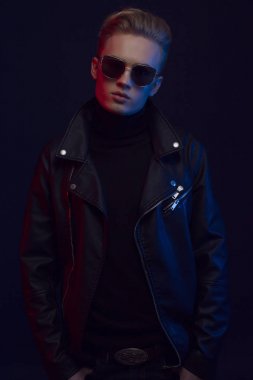 Genç yakışıklı seksi erkek deri ceket ve sungl portresi