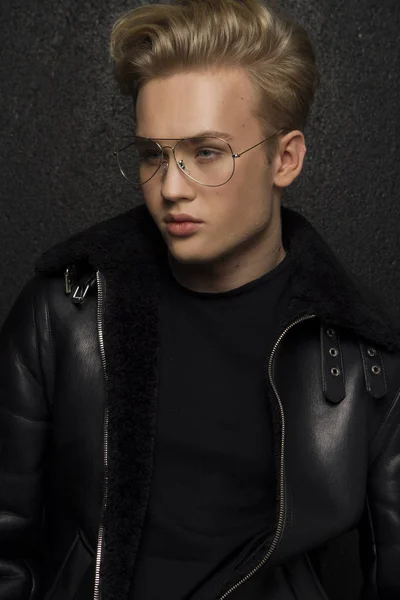 Jovem loiro bonito sexy homem em jaqueta de couro e óculos . — Fotografia de Stock