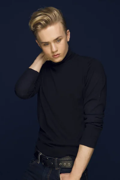 Attractive young guy posing in studio, blond hair — Stock Photo, Image