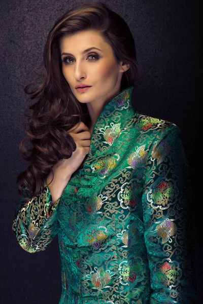 Seksi çekici esmer kadın moda Japon st poz