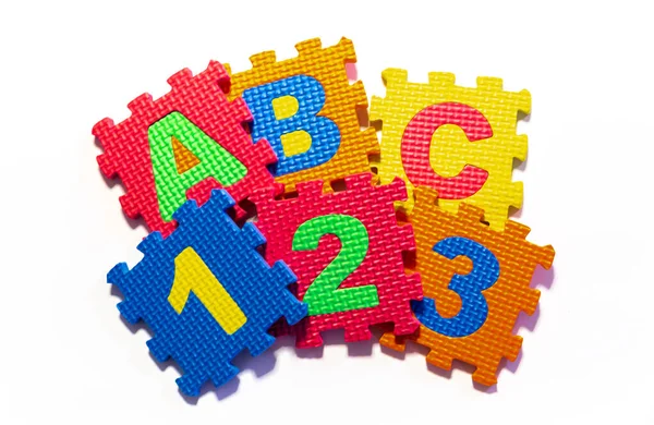 Yeni yürüyen fayans blokları ABC 123 'ü gösteriyor.