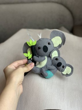  Koalalar, keçeden yapılmış oyuncaklar.