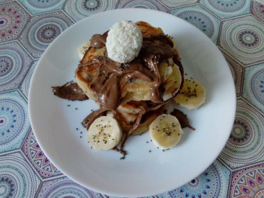 Çikolatalı muz ve chia tohumlu Amerikan gözlemeleri.