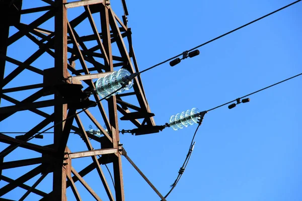 Τμήμα Από Εναέρια Γραμμή Παραγωγής Ηλεκτρικού Ρεύματος Αιωρούμενους Μονωτήρες Γαλάζιο — Φωτογραφία Αρχείου
