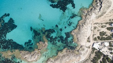 Yukarıdan Formentera plajı, turkuaz ve kristal deniz manzaralı, muhteşem bir kıyı şeridi olan insansız hava aracı manzarası..
