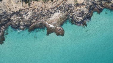 İnanılmaz turkuaz su ve kayalık sahil cenneti fomentera adasında