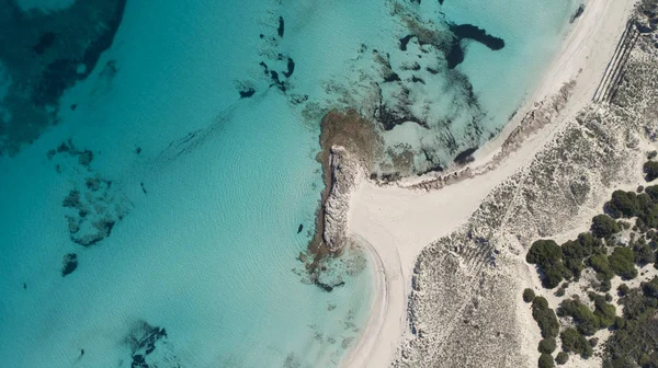 Yukarıdan Kumsal Turkuaz Kristal Deniz Manzaralı Muhteşem Bir Sahil Şeridi — Stok fotoğraf