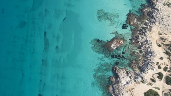 Tamamen Dikey Kaya Turkuaz Renklerde Inanılmaz Deniz Görüntüleri — Stok fotoğraf