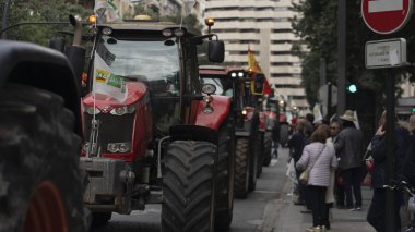 Murcia, İspanya, 21 Şubat 2020. İspanya 'nın her yerinden çiftçiler şehirlere gider. Murcia şehri bir sürü traktör tarafından kapatıldı. Yaşayan bir ücretin tezahürü..