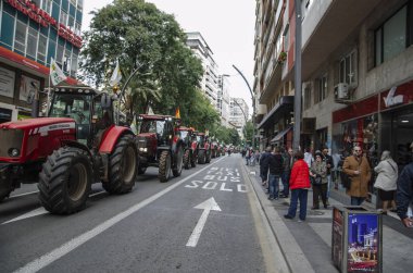 Murcia, İspanya, 21 Şubat 2020. İspanya 'nın her yerinden çiftçiler şehirlere gider. Murcia şehri bir sürü traktör tarafından kapatıldı. Yaşayan bir ücretin tezahürü..