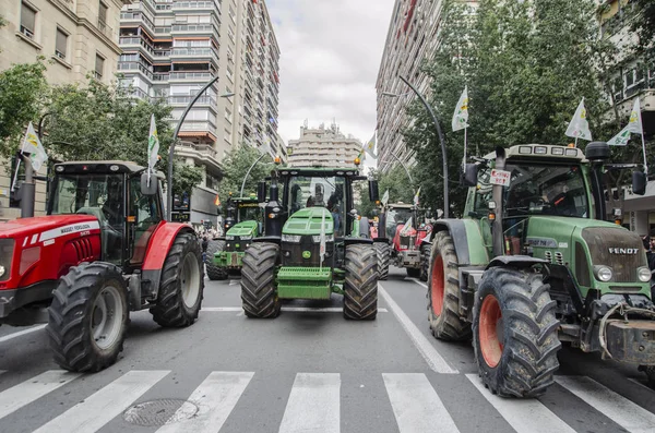 Murcia, İspanya, 21 Şubat 2020. İspanya 'nın her yerinden çiftçiler şehirlere gider. Murcia şehri bir sürü traktör tarafından kapatıldı. Yaşayan bir ücretin tezahürü..