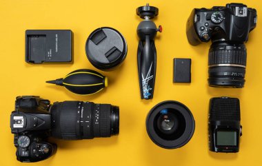 fotoğraf ekipmanları yukarıdan ve sarı arkaplanlı