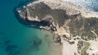 İspanya 'nın güzel plajları gökyüzü, kayalar, uçurumlar ve ağaçlarla kaplı.