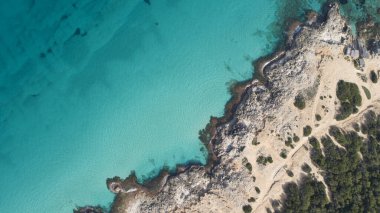 Adada inanılmaz bir turkuaz deniz var. Gökyüzünden görünen bir cennet