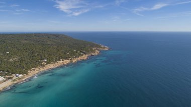 Adada inanılmaz bir turkuaz deniz var. Gökyüzünden görünen bir cennet