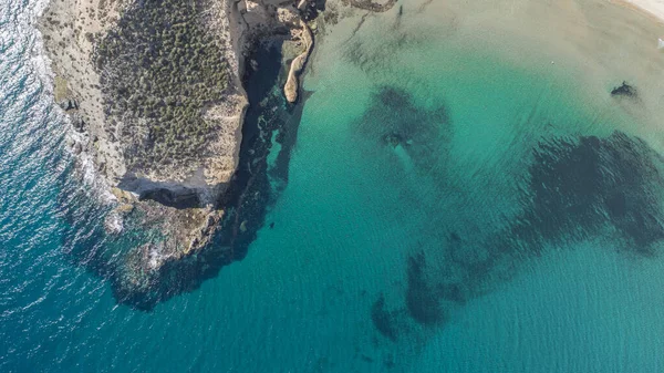 木のある空気からの眺めでスペインの美しいビーチ — ストック写真