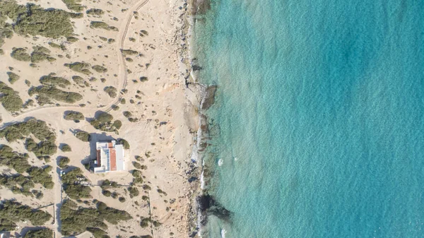 Turkuaz deniz plajı. Adanın kuş bakışı manzaralı taşları ve bitkileri var.