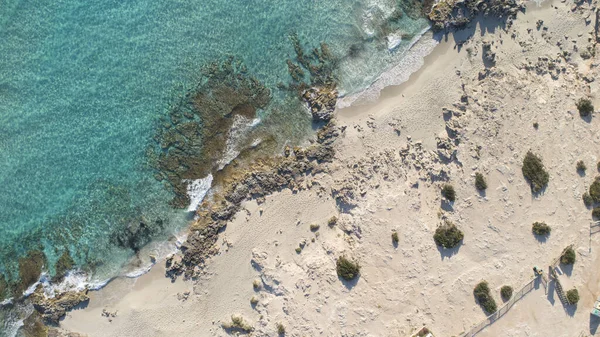 Бирюзовый Морской Пляж Камнями Растительностью Высоты Птичьего Полета Острове — стоковое фото