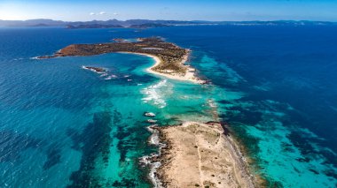 Akdeniz 'in beyaz kumsalında, havada insansız hava aracıyla görülen inanılmaz turkuaz bir deniz var.