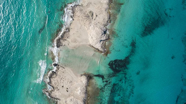 Белый Песчаный Пляж Средиземном Море Невероятным Бирюзовым Морем Видимым Воздуха — стоковое фото