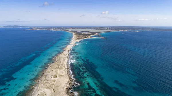 Akdeniz 'in beyaz kumsalında, havada insansız hava aracıyla görülen inanılmaz turkuaz bir deniz var.