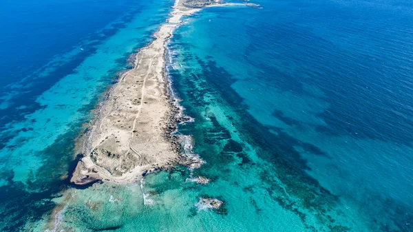 Akdeniz 'in beyaz kumsalında, havada insansız hava aracıyla görülen inanılmaz turkuaz bir deniz var.