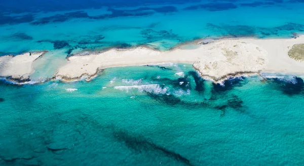 Akdeniz 'in beyaz kumsalında, havada insansız hava aracıyla görülen inanılmaz turkuaz bir deniz var.