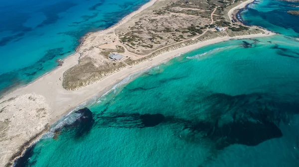 Akdeniz 'in beyaz kumsalında, havada insansız hava aracıyla görülen inanılmaz turkuaz bir deniz var.