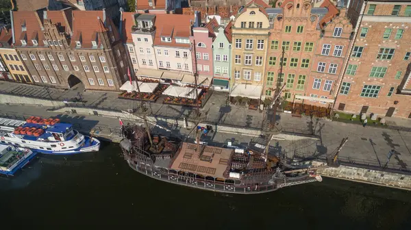 Panorama van de oude stad van Gdansk en de beroemde zeilboot, Polen — Stockfoto