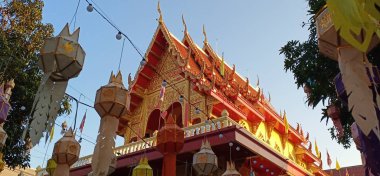 Renkli Budist tapınağı, kırmızı ve altın rengi. Chiang Mai, Tayland.